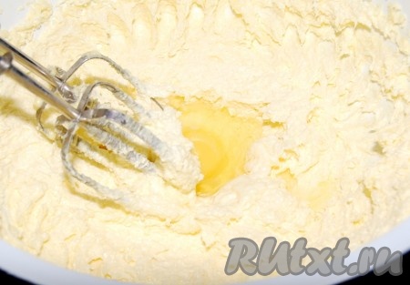 К муке добавить разрыхлитель, просеять через сито в отдельную ёмкость. В пушную масляную массу добавить одно яйцо, взбить миксером.