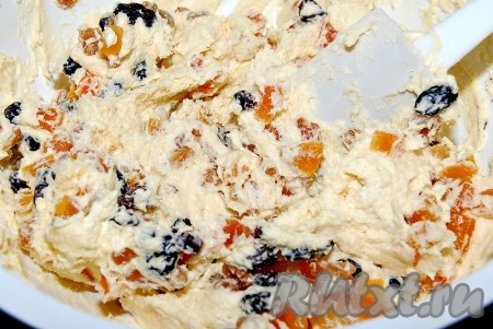 Аккуратно перемешать получившееся тесто для кекса с курагой и изюмом. Тесто должно получиться достаточно густым, как на фото.