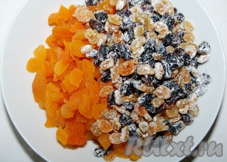 Обсушенный изюм обязательно обвалять в муке, чтобы в кексе он равномерно распределился. Сложить в миску нарезанную курагу и изюм, обваленный в муке. Подготовленные сухофрукты будут ждать своей очереди добавления в тесто.