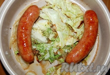 Примерно через 5-10 минут колбаски будут готовы и их можно вытаскивать из духовки.