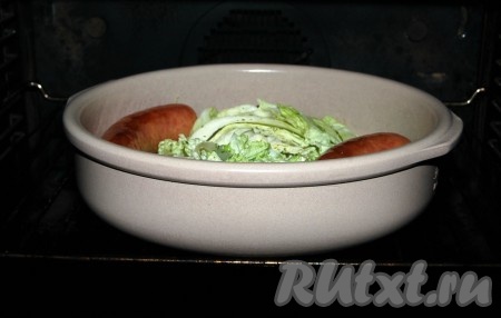 Перемешать и обжаривать 5 минут. Затем отправить сковороду (или форму) в заранее нагретую до 200 градусов духовку, чтобы колбаски полностью дошли до готовности.