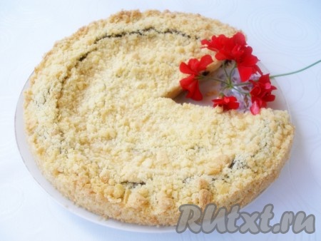 Творожно-маковый пирог, приготовленный на песочном тесте, получается необыкновенно вкусным, нежным и очень аппетитным. Съев один кусочек этой выпечки, невозможно удержаться и не съесть ещё один кусочек.