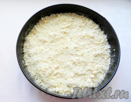 Сверху равномерно насыпать оставшуюся крошку, не забыв подсыпать тесто у стенок формы.