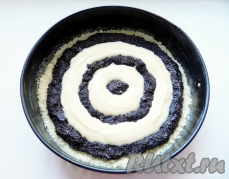 Между маковой начинкой проложить творожную начинку (около стенок формы творожную начинку выкладывать не нужно).