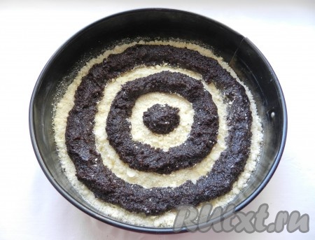 На слой песочной крошки выложить кругами маковую начинку, отступив, примерно, 1 см от стенок формы (как на фото).