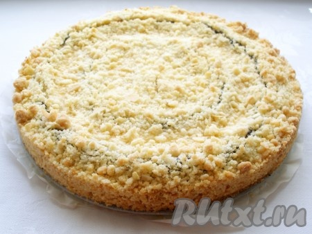 Выпекать творожно-маковый пирог в разогретой до 180 градусов духовке 45-50 минут (до золотистого цвета песочного теста).