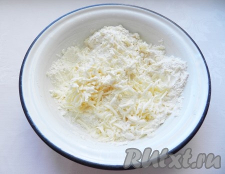 Холодное масло натереть на тёрке, руками смешать в крошку с сахаром и мукой. Должна получиться лёгкая, воздушная песочная крошка.