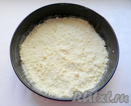 Форму для выпечки (у меня форма диаметром 20 см) немного смазать маслом и выложить в неё 2/3 крошки ровным слоем.