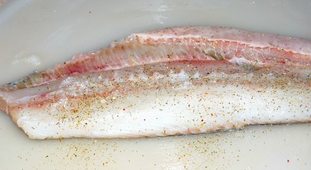 Отсоединить филе, посолить, поперчить, обсыпать специями и отставить на 5 минут, пока будут готовиться овощи.