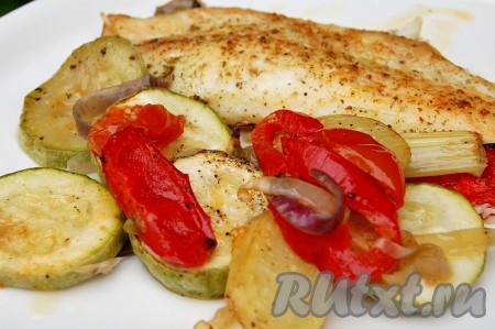 Переложить на тарелку вкусную приготовленную камбалу с овощами и подавать на стол.
