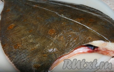 Камбалу помыть и слегка обсушить. Вытащить внутренности.

