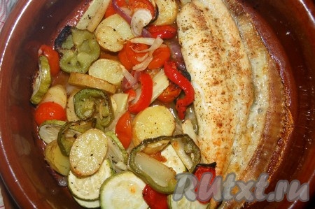 Затем вытащить форму с камбалой и овощами из духовки.