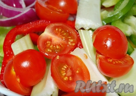 Помидоры нарезать и добавить в миску.