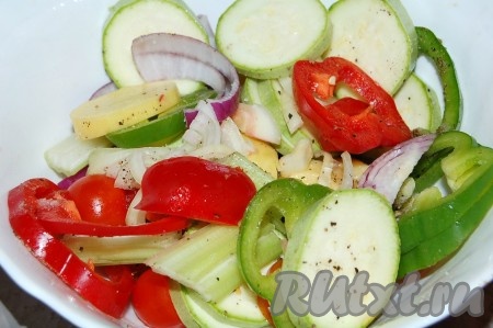 Добавить соль, перец, специи и все перемешать.