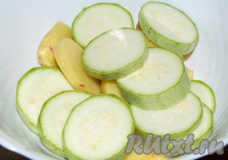 Кабачок нарезать кружками и добавить в миску.