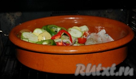 Отправить форму в заранее нагретую до 200 градусов духовку на 30 минут.
