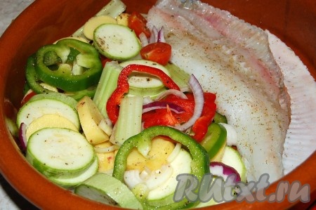 Подготовленное филе камбалы и овощи уложить в форму для запекания. Полить все растительным маслом, а камбалу дополнительно полить лимонным соком.
