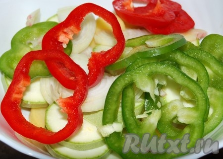 Перец нарезать кольцами и добавить в миску.

