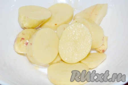 Молодой картофель почистить и нарезать кружками. Сложить в миску.