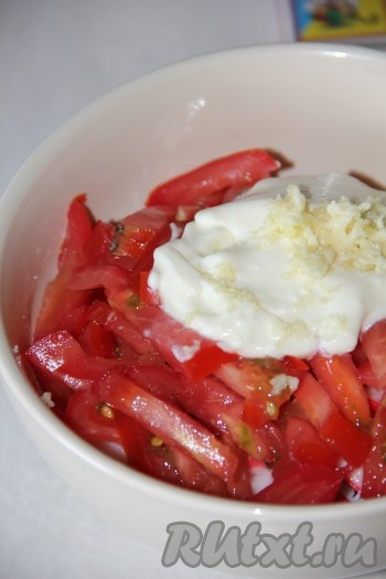 Майонез смешать с выдавленным чесноком и переложить в салат. Количество чеснока добавляйте, опираясь на свои вкусовые пристрастия.&nbsp;