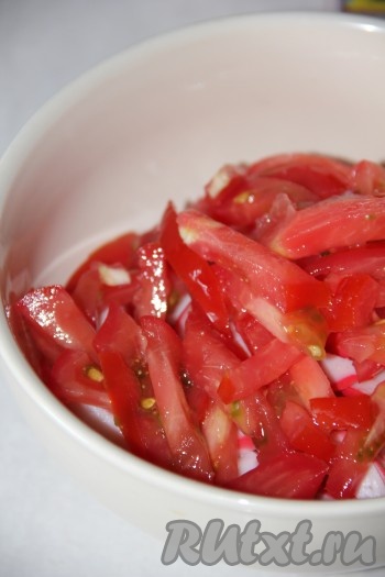 Помидор нарезать соломкой и добавить к крабовым палочкам.