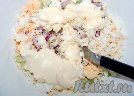 Добавить майонез, соль.