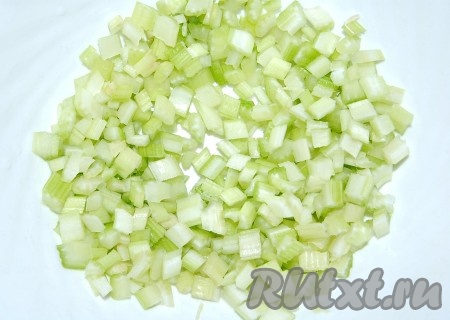 Черешки сельдерея очистить от внешних волокон и нарезать мелкими кубиками.