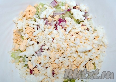 Яйца отварить вкрутую, очистить и измельчить с помощью вилки. Добавить в миску к салату.