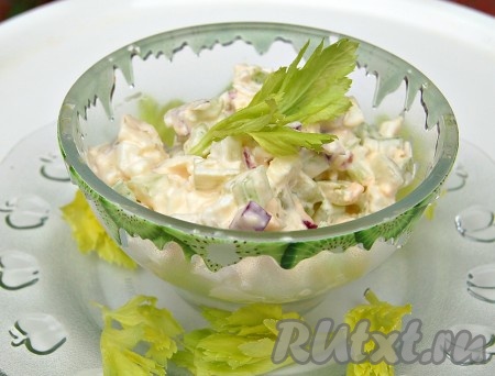 Остается переложить салат в салатницу и подавать на стол.