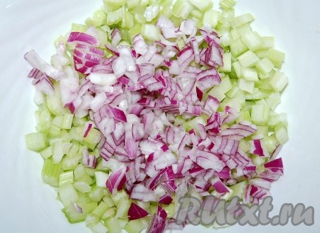 Лук репчатый нарезать мелкими кубиками и добавить в миску к сельдерею.
