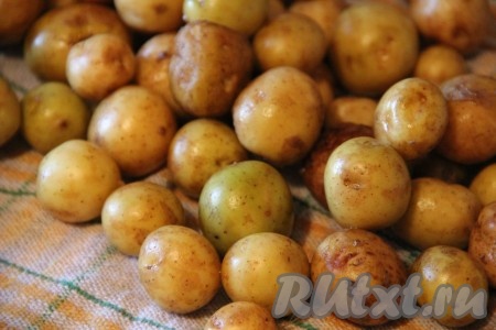 Мелкий молодой картофель хорошенько помыть, если нужно, то поскоблить кожуру железной губкой, чтобы убрать возможные наросты на кожуре. Обсушить картофель с помощью полотенца.