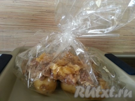 Упаковать картофель и наши кусочки говядины с апельсинами в рукав для запекания, отправить в духовку, нагретую до 180 градусов, не менее чем на 80 минут.