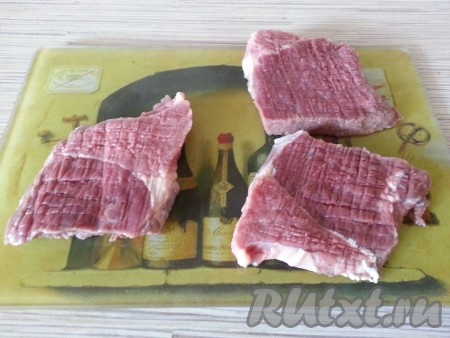 Кусочки говядины отбить с двух сторон.
