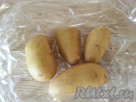 Упаковать картофель и наши кусочки говядины с апельсинами в рукав для запекания, отправить в духовку, нагретую до 180 градусов, не менее чем на 80 минут.
