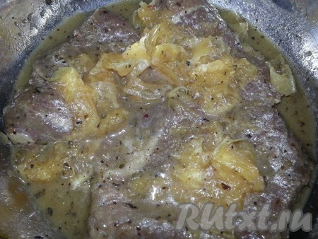 Отделить апельсин от кожуры, нарезать мелко и вместе с соком смешать с говядиной и отправить обратно в холодильник еще на 2 часа.
