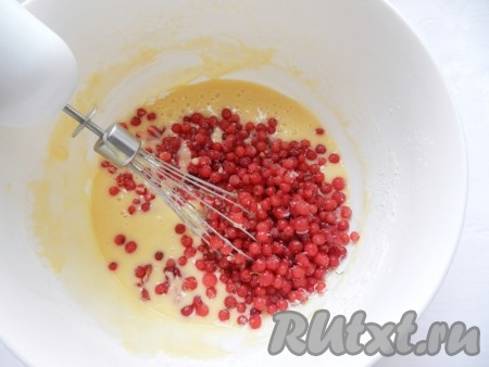 Добавить в тесто ягоды без предварительной разморозки, осторожно перемешать.