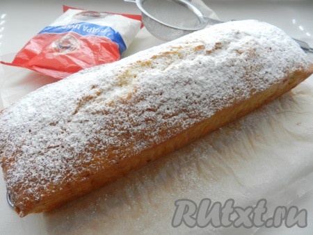 Остывший пирог вынуть из формы и посыпать сахарной пудрой.