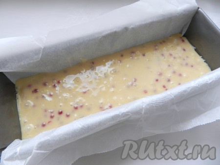 Форму выложить бумагой для выпечки. Вылить в форму тесто и поставить в разогретую до 180 градусов духовку на 30-35 минут.