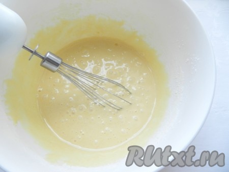 Взбить тесто до однородной массы, чтобы оно было однородным, без комочков.
