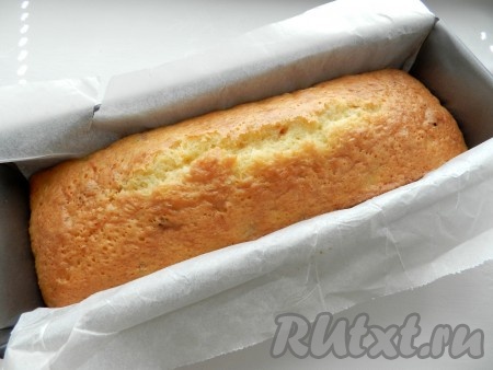 Готовность пирога с замороженными ягодами проверять сухой зубочисткой. Остудить пирог в форме.
