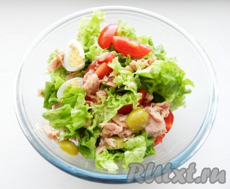 Салат посолить по вкусу, поперчить, перемешать. Для заправки салата смешать оливковое масло с лимонным соком и заправить салат с тунцом и помидорами. 