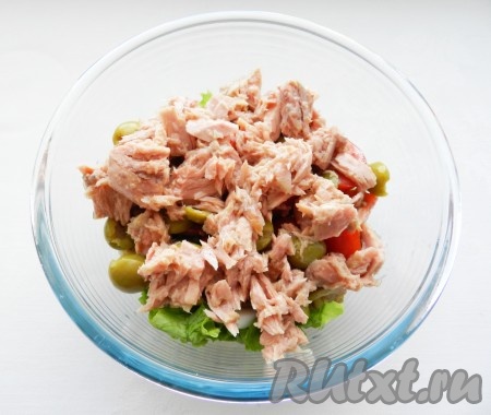Тунец размять вилкой, предварительно слив сок. При желании часть сока из банки можно добавить в заправку салата.