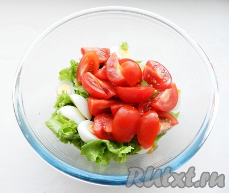 Перепелиные яйца очистить, разрезать пополам и добавить в салат, помидоры вымыть, разрезать на четвертинки и также добавить в салат.
