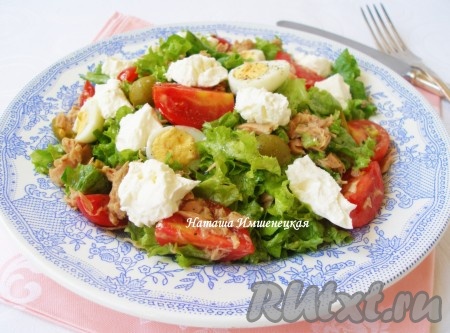 При подаче добавить в блюдо мягкий козий сыр и наш вкусный и питательный салат с тунцом и яйцами готов.
