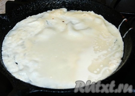 Взять сковороду для жарки блинчиков, налить в нее небольшое количество растительного масла, раскалить его, вылить небольшое количество теста, равномерно распределяя его по всей поверхности сковородки.