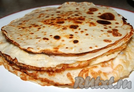 Испеченные блинчики сложить стопочкой на блюде.