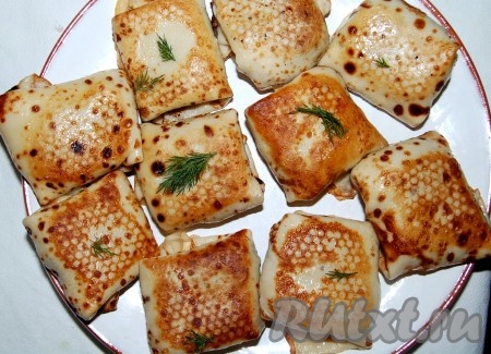 Обжаренные блинчики с мясом выложить на блюдо и можно подавать на стол.