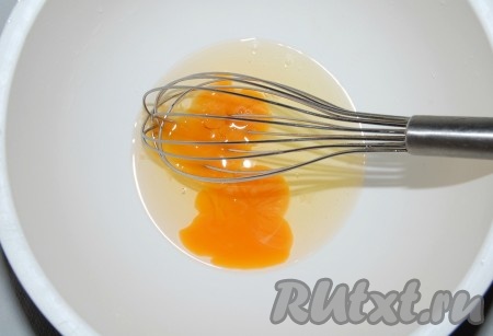 Теперь нужно напечь блинчиков. Для этого в миску выбить яйца, слегка взбить их венчиком.