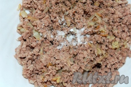 Посолить и поперчить.