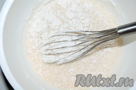 Муку нужно добавлять постепенно. Муку добавлять до тех пор, пока тесто не станет достаточно гладким и предельно жидким.